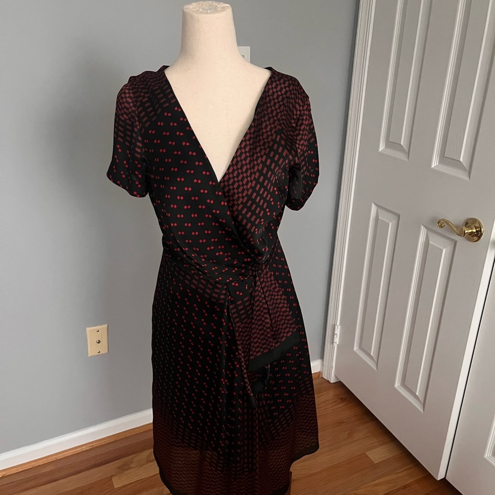 Club Monaco Black and Red Wrap Dress with V-Neck and Short Sleeves